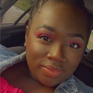 Meet your Posher, Lara